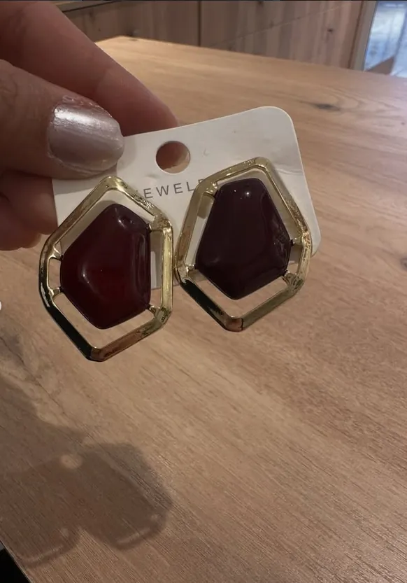 Geometrik bordo taşlı küpe — mağazadan