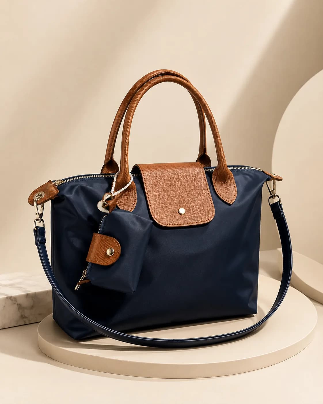 Lacivert nylon el çantası, taba deri saplı, küçük cüzdanıyla birlikte