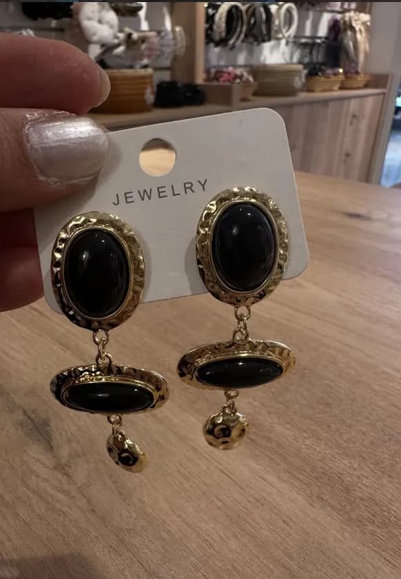 Siyah taşlı oval sarkıt küpe — mağazadan